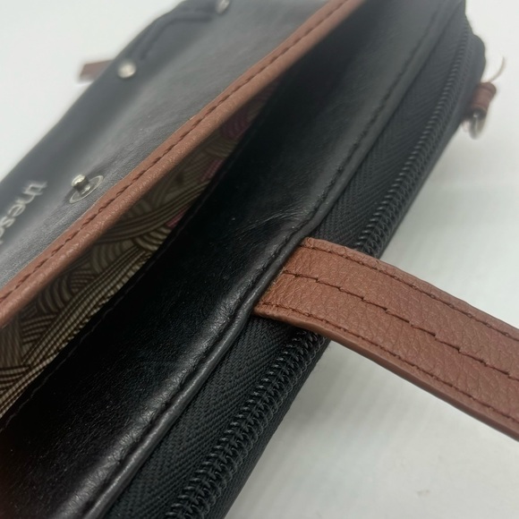 The Sak Iris Smartphone Black Leather Crossbody Bag Wallet W/ Brown Strap - Picture 3 of 7